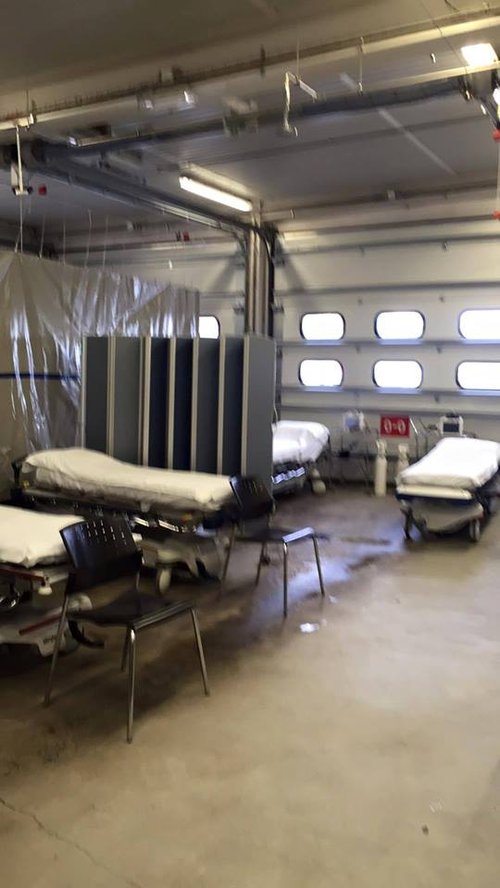 Í gær var birt mynd af nýrri bráðabirgðaaðstöðu Landsspítalans, sem er í rými ætluðu sjúkrabílum, á Facebook-síðu hans. 