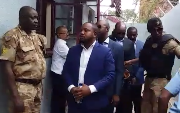 Sexmenningarnir koma fyrir dómara Mynd: Skjáskot