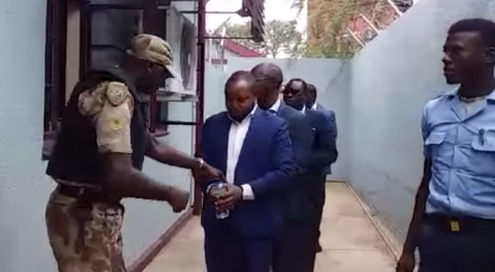 Sexmenningarnir leiddir fyrir rétt fyrir helgi.