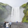 Ferðamenn við Skógafoss.