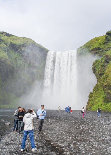 Ferðamenn við Skógafoss.