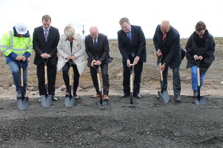 Skólfustungur var tekin af kísilverksmiðjunni í ágúst 2014. Á meðal þeirra sem tóku hana voru þáverandi forsætisráðherra, Sigmundur Davíð Gunnlaugsson, og þáverandi iðnaðarráðherra, Ragnheiður Elín Árnadóttir.