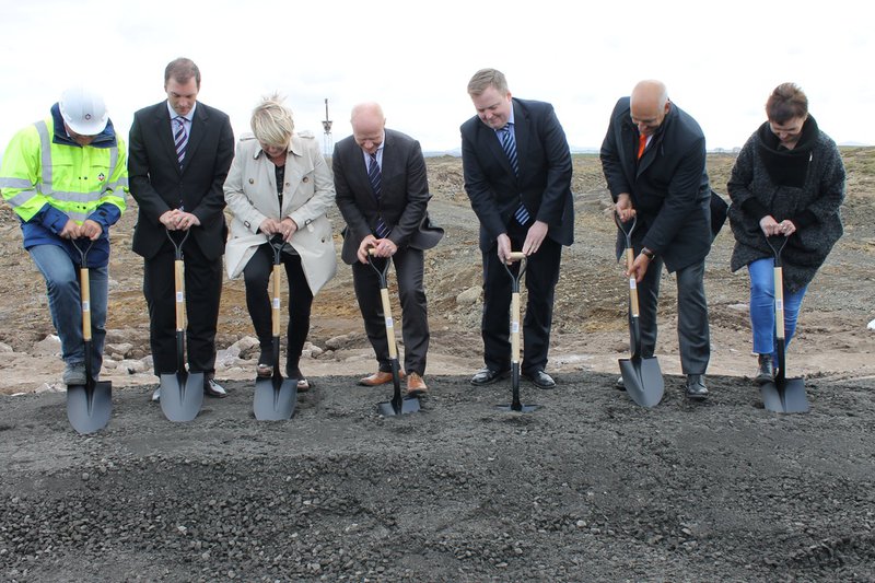 Ráðamenn og forsvarsmenn United Silicon, tóku saman fyrstu skóflustunguna að kísilverinu í Helguvík.