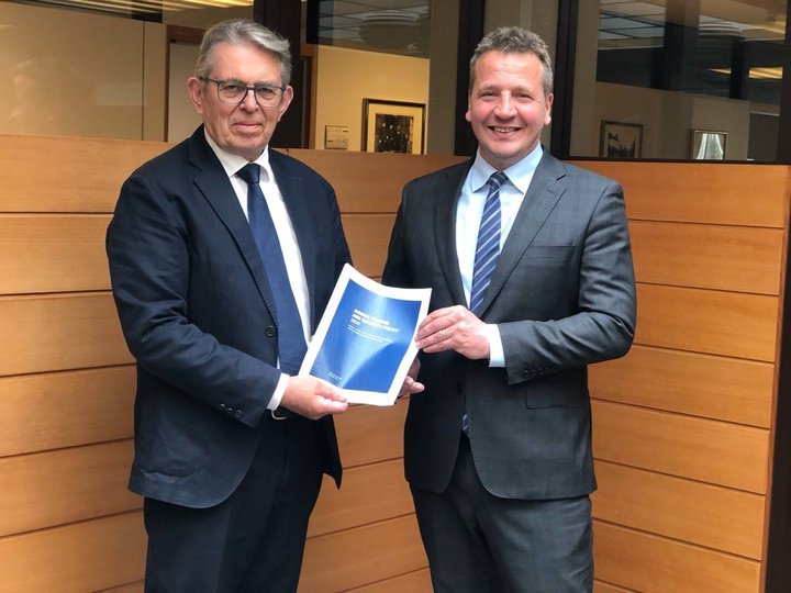 Björn Bjarnason afhendir hér Guðlaugi Þór Þórðarsyni skýrsluna.