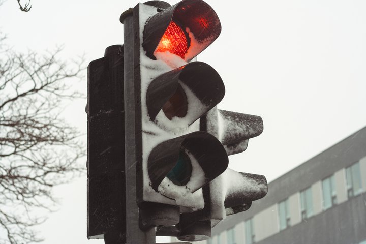 Svo virðist sem viðleitni stærstu lífeyrissjóða landsins til að hægja á umferð lántöku vegna húsnæðiskaupa hjá sér sé að virka.