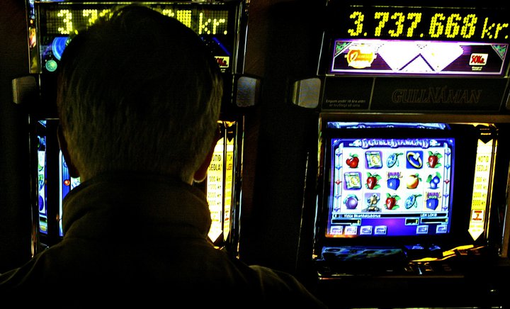 Í greinargerð sem fylgir frumvarpi um bann við spilakössum segir að spilakassar séu hannaðir til þess að skapa fíkn.