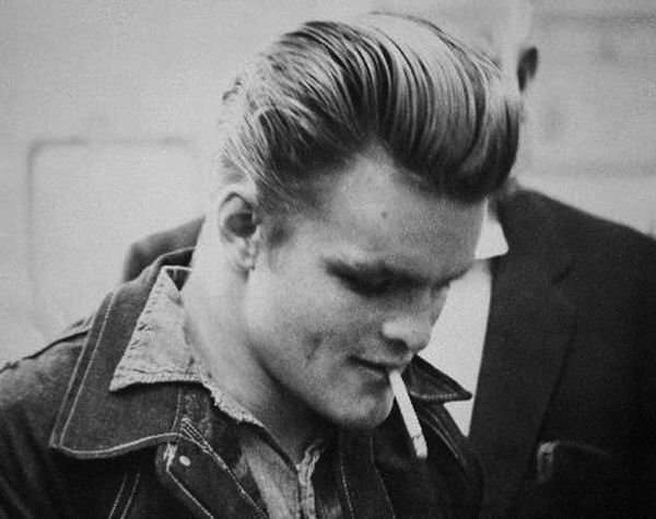 Fas Starkweathers, hárgreiðsla og klæðaburður þótti minna um margt á táningahetjuna James Dean, sem var frægur fyrir að leika unga utangarðsmenn.