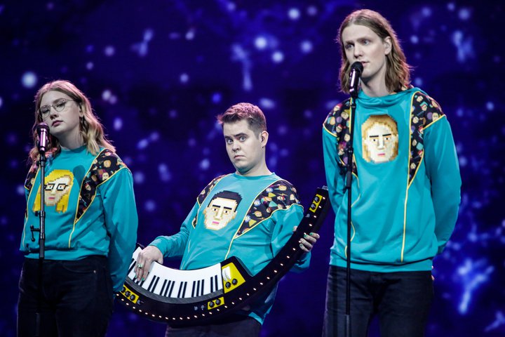 Daði og Gagnamagnið stíga ekki á svið í kvöld og fylgjast með söngvakeppninni frá hóteli sínu í Rotterdam. Þrátt fyrir það er þeim spáð góðu gengi.