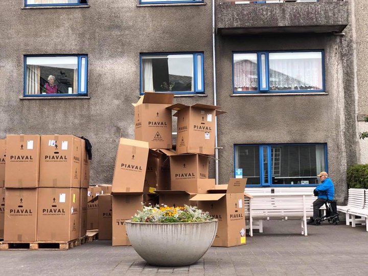 Sending af nýjum stólum barst á Grund í gær. Nú taka auknar varúðarráðstafanir við þar og á öðrum hjúkrunar- og dvalarheimilum landsins.