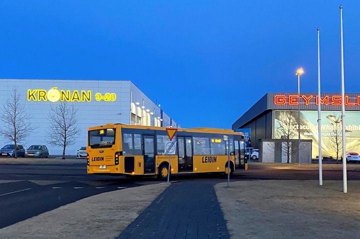Strætisvagn númer 14 á ferðinni við Fiskislóð.
