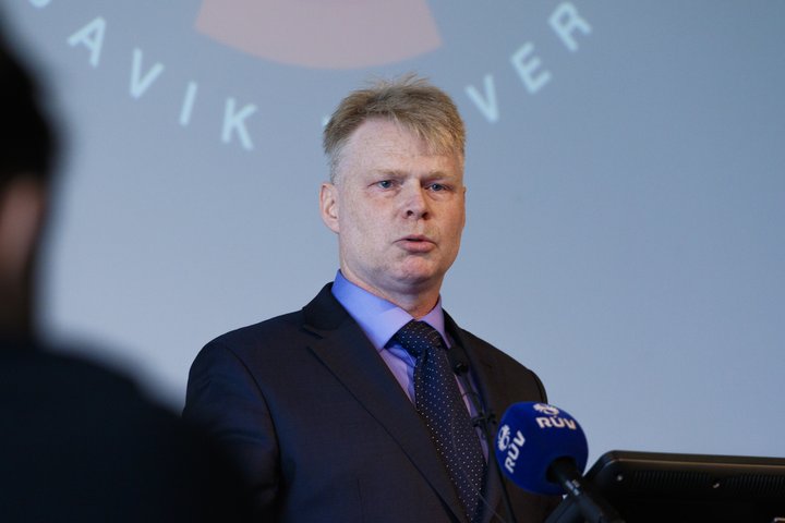 Undanfarin ár hefur Sturla gaumlesið grundvallarlög samfélagins er varða réttindi og skyldur borgara og valdhafa; stjórnarskrána sjálfa.