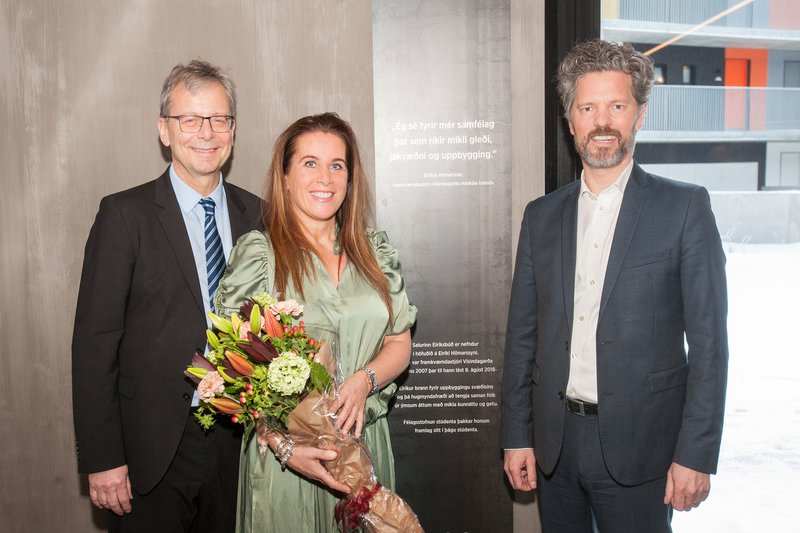 Mýragarður, fjölmennasta íbúðarhús á Íslandi, var vígt á síðasta ári. Hér sjást Jón Atli Benediktsson, rektor HÍ, Guðrún Björnsdóttir og Dagur B. Eggertsson borgarstjóri við það tilefni. Mynd: Birgir Ísleifur Gunnarsson.