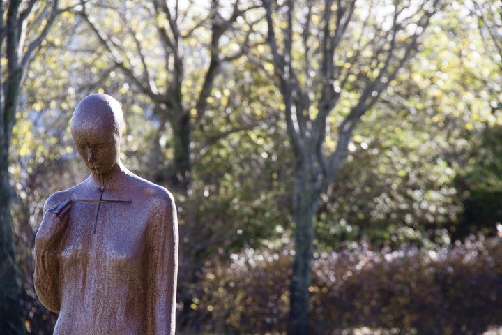 Stytta við Landakotskirkju