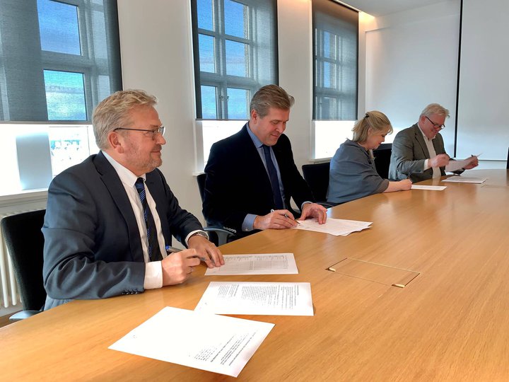 Karl Hafsteinsson, Bjarni Benediktsson, Aldís Hafsteinsdóttir og Sigurður Ingi Jóhannsson við undirritun samningsins í morgun