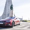 Tesla-bifreið fyrir framan Hallgrímskirkju.