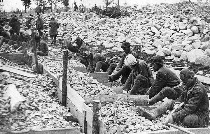 Stalín hafði meðal annars látið senda hundruð þúsunda Sovétmanna í þrælkunarbúðir, sem kallaðar voru Gúlag-búðir.