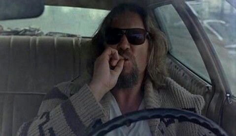 Það er óhætt að segja að The Dude í Big Lebowski, leikinn af Jeff Bridges, hafi neytt alltof mikils af kannabisefnum. Slíkt er stórhættulegt, og „steikir heilann á fólki“, eins og stundum er sagt. Líklega má tengja slíkar lýsingar við The Dude, þó hann hafi meint vel.
