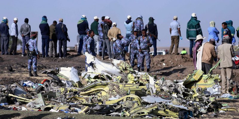 Frá vettvangi flugslyss í Eþíópíu, sem vélin hrapaði skömmu eftir flugtak.