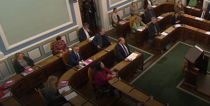 Í fjárlagafrumvarp vegna ársins 2022 sem kynnt var í byrjun desember kemur fram að setja á 540 millj­­ónir króna í að tvö­­falda frí­­tekju­­mark atvinn­u­­tekna hjá elli­líf­eyr­is­þegum úr 100 þús­und í 200 þús­und krón­ur.