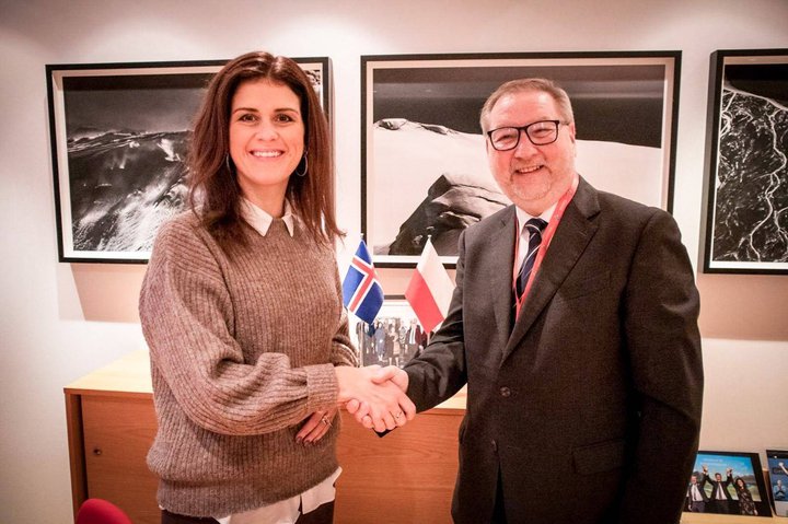 Þórdís Kolbrún R. Gylfadóttir utanríkisráðherra og Gerard Sławomir Pokruszyński, sendiherra Póllands á Íslandi.