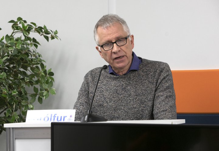 Þórólfur Guðnason sóttvarnalæknir mun mæla með því við Svandísi Svavarsdóttur heilbrigðisráðherra að samkomubann verði framlengt út apríl.