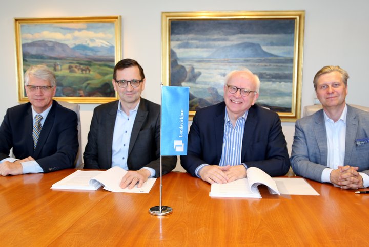 Frá undirritun samningsins 10. maí. Fyrir miðju sitja Hörður Arnarson, forstjóri Landsvirkjunar, og Hákon Björnsson, forstjóri Thorsil. Á myndinni eru einnig Jón Sveinsson, stjórnarformaður Landsvirkjunar, og Eyþór Arnalds, stjórnarmaður í Thorsil.