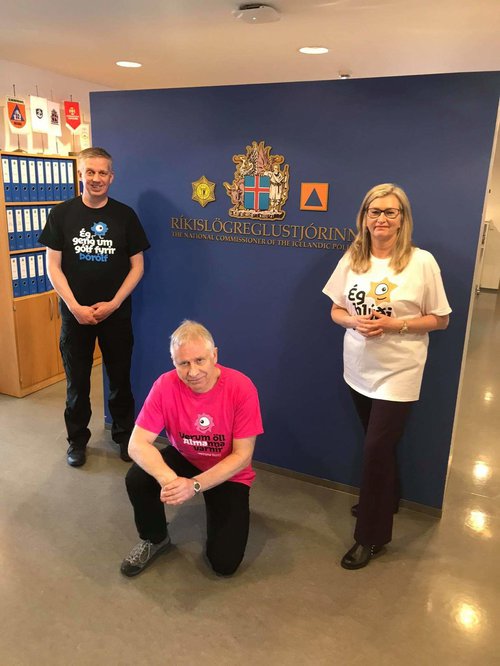 Þríeykið fékk að sjálfsögðu afhenta boli.