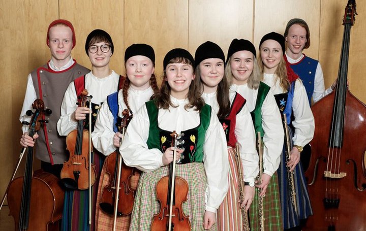 Þjóðlagasveitin Þula er skipuð átta ungmennum á aldrinum 15 til 17 ára. Þau safna nú fyrir ferð til Spánar til að geta komið fram á þjóðlagahátíð.