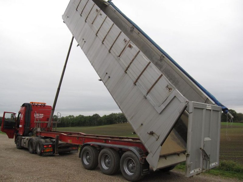 Hér er dæmi um flutningabíl sem getur borið 48 rúmmetra af efni.