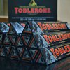 Árið 2008, þegar hundrað ár voru liðin frá því að Toblerone kom á markaðinn, voru mikil hátíðahöld í Sviss. En brátt mun áletrunin „of Switzerland“ hverfa af pakkningum súkkulaðistykkjanna heimsþekktu.