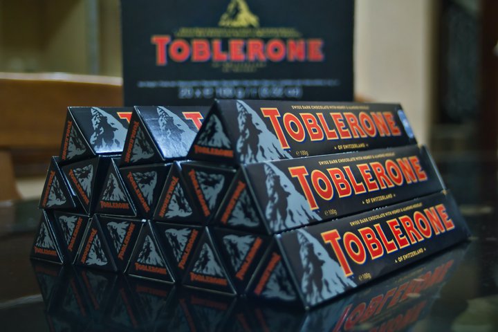 Árið 2008, þegar hundrað ár voru liðin frá því að Toblerone kom á markaðinn, voru mikil hátíðahöld í Sviss. En brátt mun áletrunin „of Switzerland“ hverfa af pakkningum súkkulaðistykkjanna heimsþekktu.