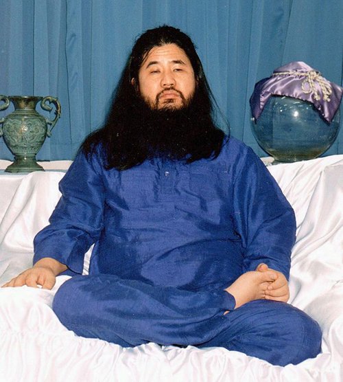 Asahara Shoko stofnaði Aum Shinrikyo á níunda áratugnum og útnefndi sig frelsara sem myndi leiða fylgismenn sína í gegnum ragnarök. Hann og tólf aðrir voru dæmdir til dauða fyrir ódæðin sem þeir frömdu, en enginn dómanna hefur enn verið fullnustaður.