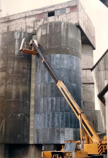 Trefjaplötur settar á leðjutank Sementsverksmiðjunnar.