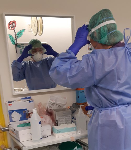 Sandra kannar hvort allur hlífðarbúnaður sé ekki á sínum stað áður en hún fer inn á sjúkrastofu.