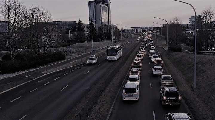 Þeim sem fara akandi í vinnuna fækkar á milli kannana, en í júní sögðust 63,3 prósent svarenda oftast fara keyrandi á einkabíl og 8 prósent sögðu að þeim væri skutlað í vinnuna.