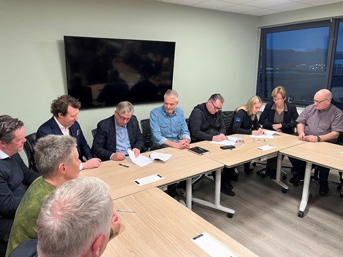 Frá undirritun samninganna í dag.