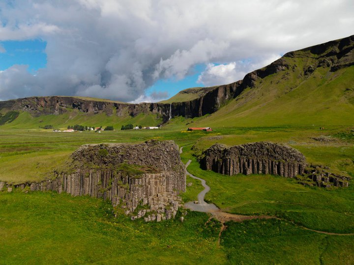Dverghamrar. Foss á Síðu í baksýn