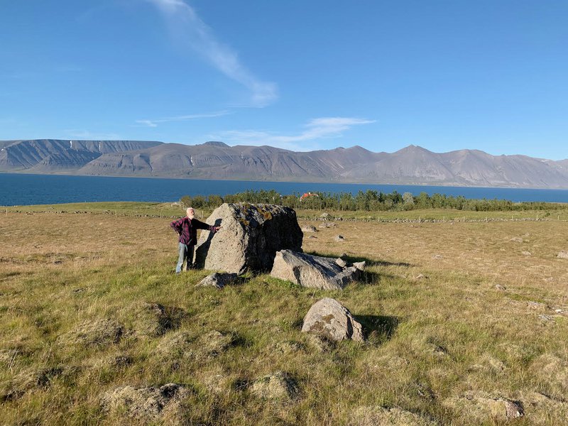 Álfkonusteinninn í Hringsdal við Arnarfjörð Mynd: Ívar Gissurarson