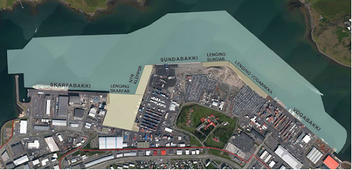 Á myndinni eru 2.970 metrar af hafnarbökkum í Sundahöfn. Spurt er til hvers allir þessa metrar séu, og svarið er rætt að neðan. Bent er á að með umhverfisvænni hugsun og hagkvæmni þarf einungis Sundabakkann fyrir gámaskip. Mynd: Efla.