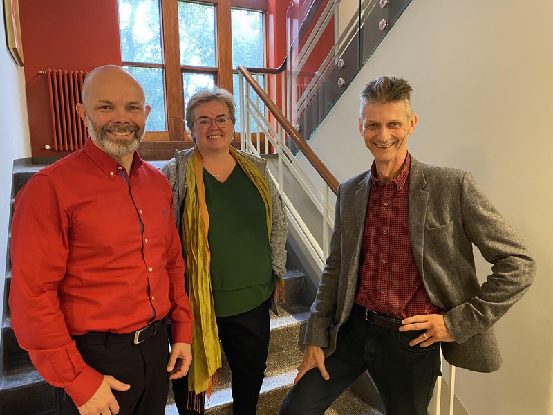 Baldur Þórhallsson, Silja Bára Ómarsdóttir og Karl Blöndal spjölluðu saman um utanríkismál