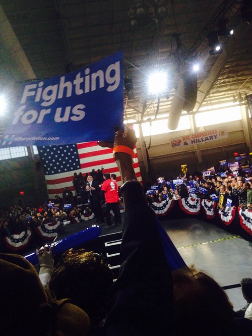 „Let them hear it!“ var hrópað úr hópnum sem fagnaði Clinton.