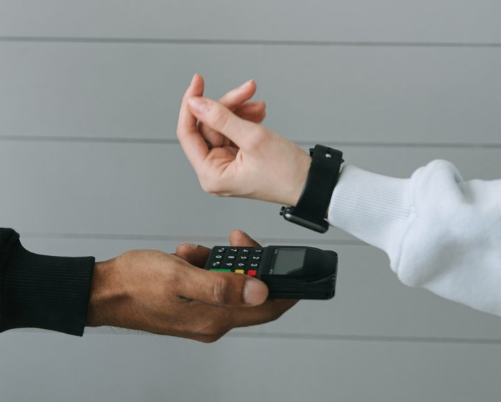 Tækninni á sviði snjallgreiðslna fleygir fram og Íslendingar hafa tileinkað sér það hratt að nota síma og önnur snjalltæki til þess að greiða fyrir verslun og þjónustu.