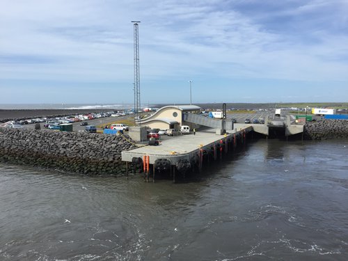 Landeyjahöfn er ekki ætluð undir annað en farþegaflutninga á milli lands og eyja, lögum og reglugerðum samkvæmt.