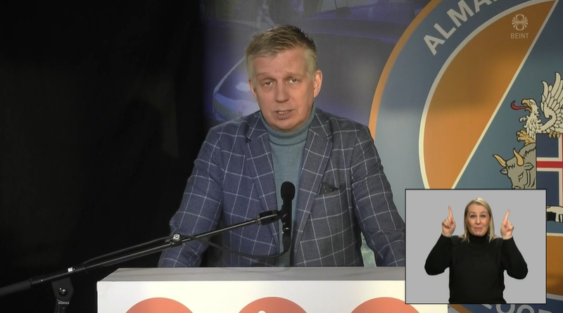 Víðir skildi lögreglubúninginn eftir heima fyrir upplýsingafund dagsins, í fyrsta sinn. Skjáskot:RÚV