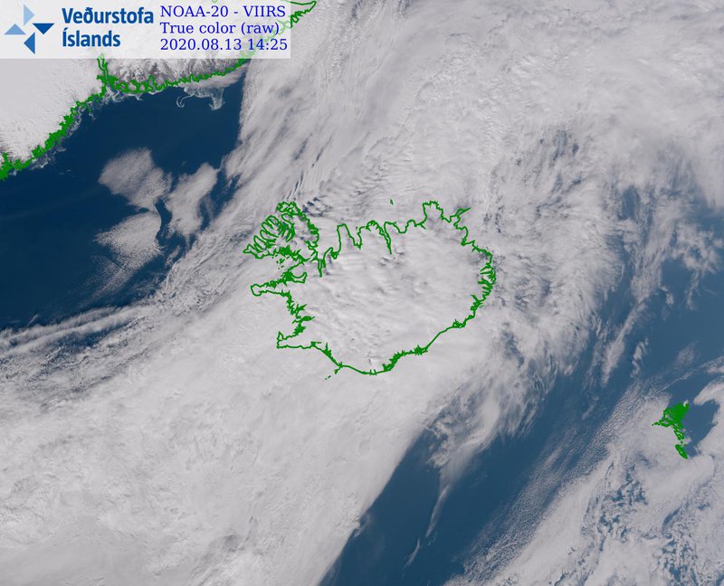 13. ágúst 2020 kl. 14:08 Skýjabakki á undan kuldaskilum með áköfu regni suðvestanlands. Þennan dag í hnúkaþeynum hlémegin fjalla komst hitinn yfir 26 stig austur á fjörðum og þó var sólarlítið. Þetta reyndist hlýjasti dagur sumarsins. (Veðurstofan, NOAA20-VIIRS)