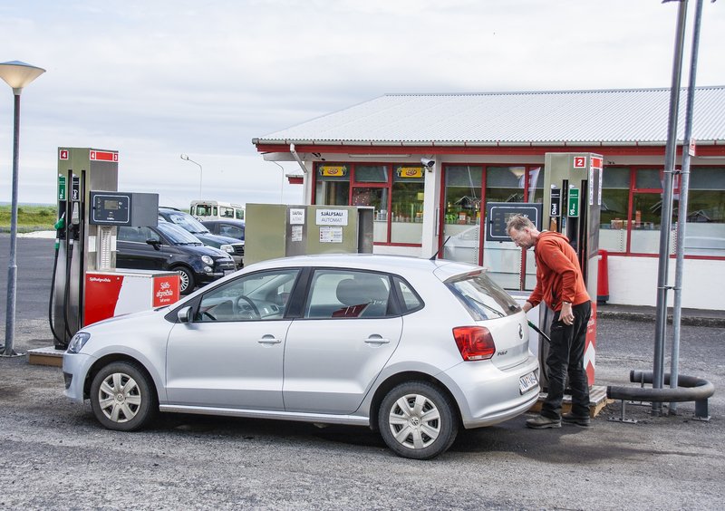 Að teknu til­liti til veik­ingar íslensku krón­unnar þá hefur heims­mark­aðs­verð á olíu lækkað um 50 pró­sent á einu ári. Samt hefur útsölu­verð á bens­íni ein­ungis lækkað um tólf pró­sent.