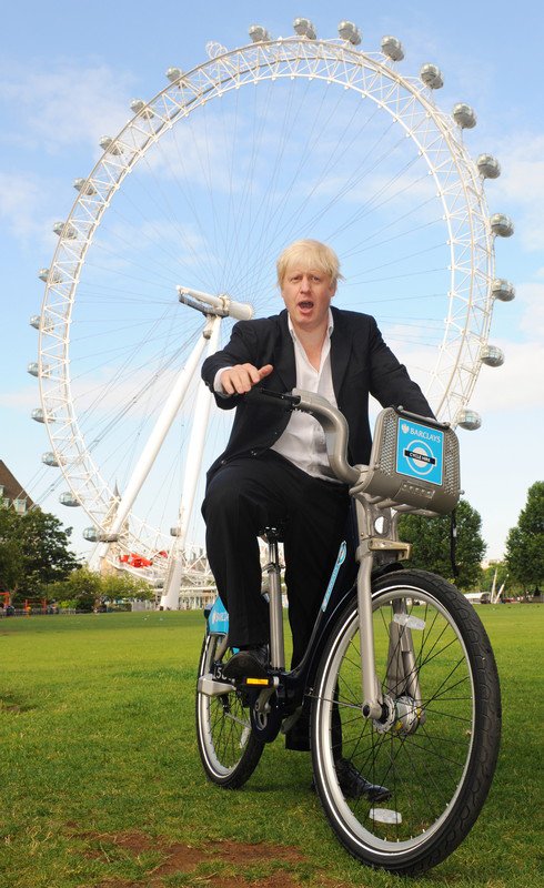 Boris Johnson árið 2010, er hann setti af stað deilihjólaverkefni í Lundúnum sem borgarstjóri. Mynd: EPA