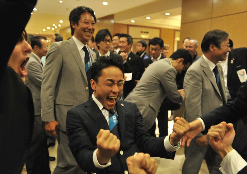 Ólympíuverðlaunahafinn og skylmingahetjan Uki Ota fagnar þegar ljóst var að Tókýó hefði verið valin til að hýsa Ólympíuleikana 2020. Mynd: EPA.