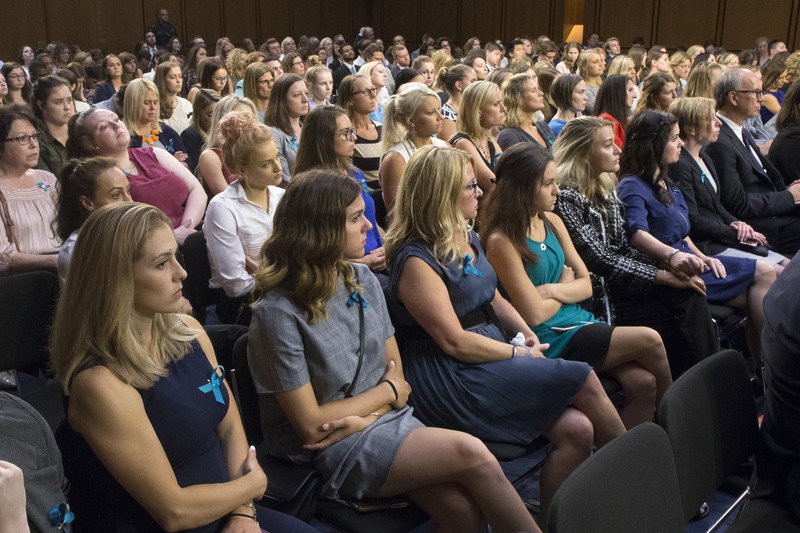 Þolendur Nassars fjölmenntu þegar Steve Penny og fleiri sátu fyrir svörum hjá þingnefnd sem átti að rannsaka þátt fimleikasambandsins í brotum Nassars. Mynd: EPA