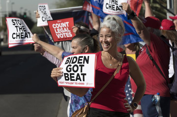 Stuðningsmenn forsetans fyrir utan talningarstað í Phoenix í Arizona.